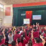 Tổ chức sinh hoạt dưới cờ với chủ đề “Uống nước nhớ nguồn” chào mừng ngày Nhà giáo Việt Nam 20/11