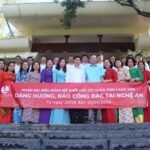 Đại biểu Đảng bộ Trường CĐSP Lạng Sơn báo công Bác tại tỉnh Nghệ An do Đảng ủy Khối các cơ quan tỉnh tổ chức